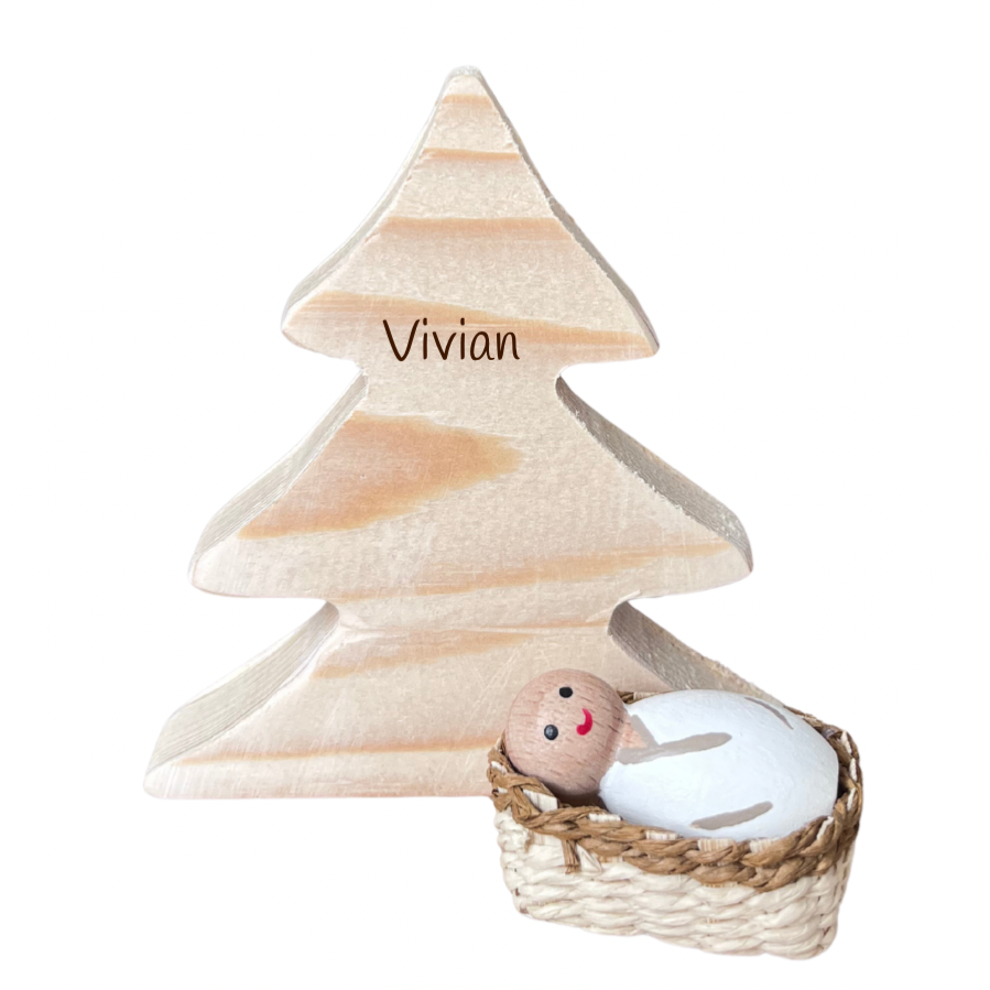 Houten dennenboom babypoppetje gepersonaliseerd