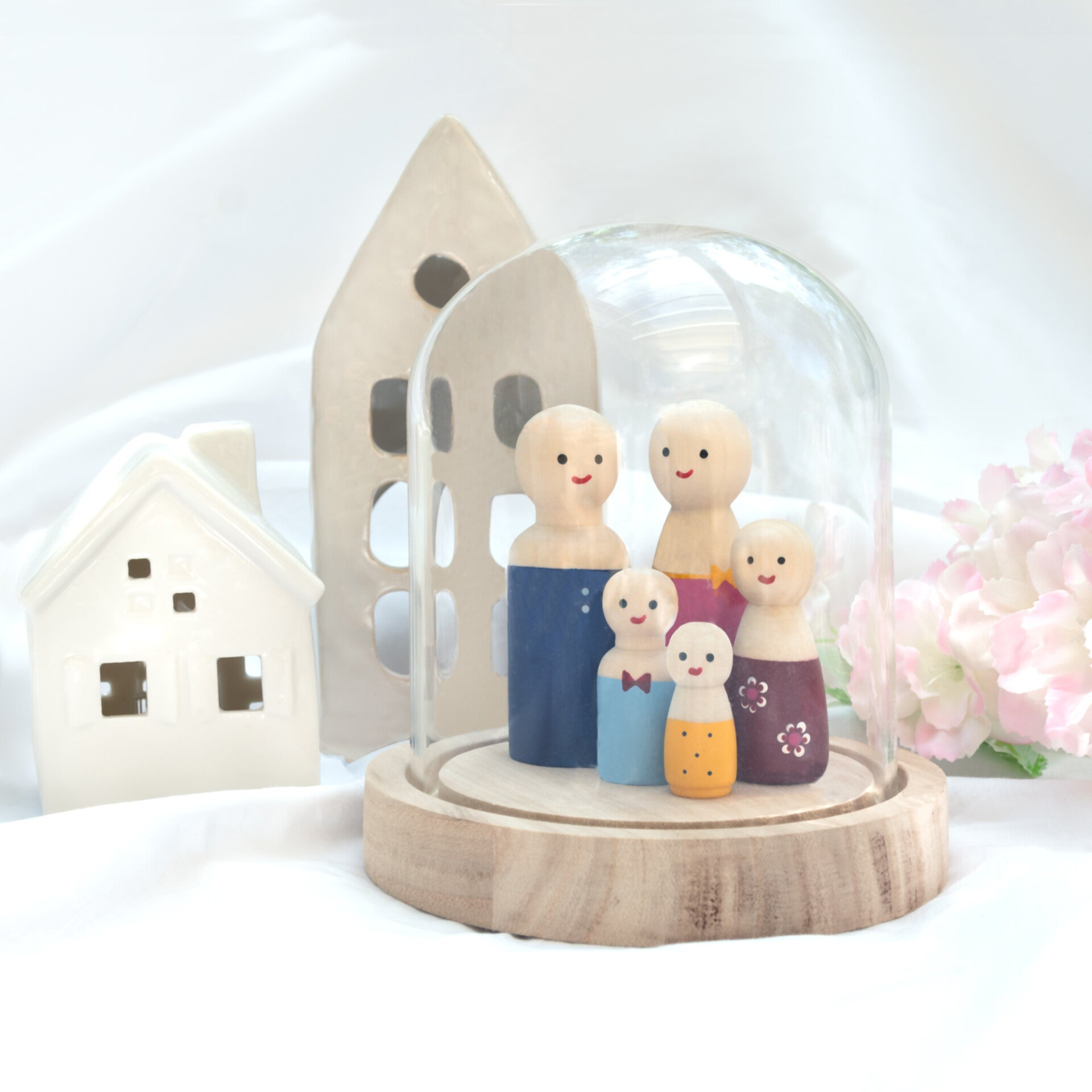 Peg dolls , houten poppetjes onder een stolp