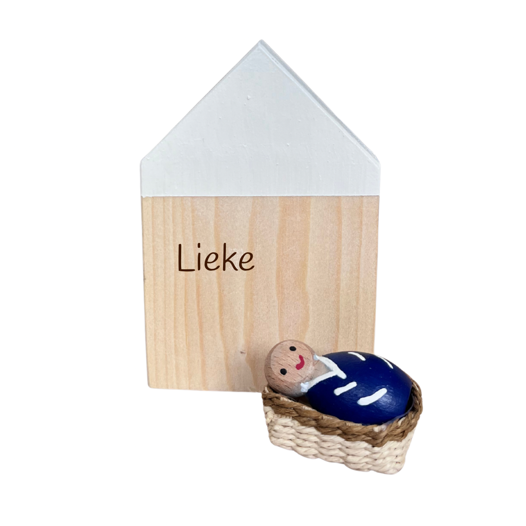 Houten huisje met babypoppetje