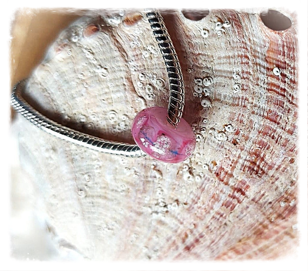 Ter inspiratie: herinneringskraal / askraal / kraal met crematie as: 'Roses' - Past o.a op Pandora en Trollbeads