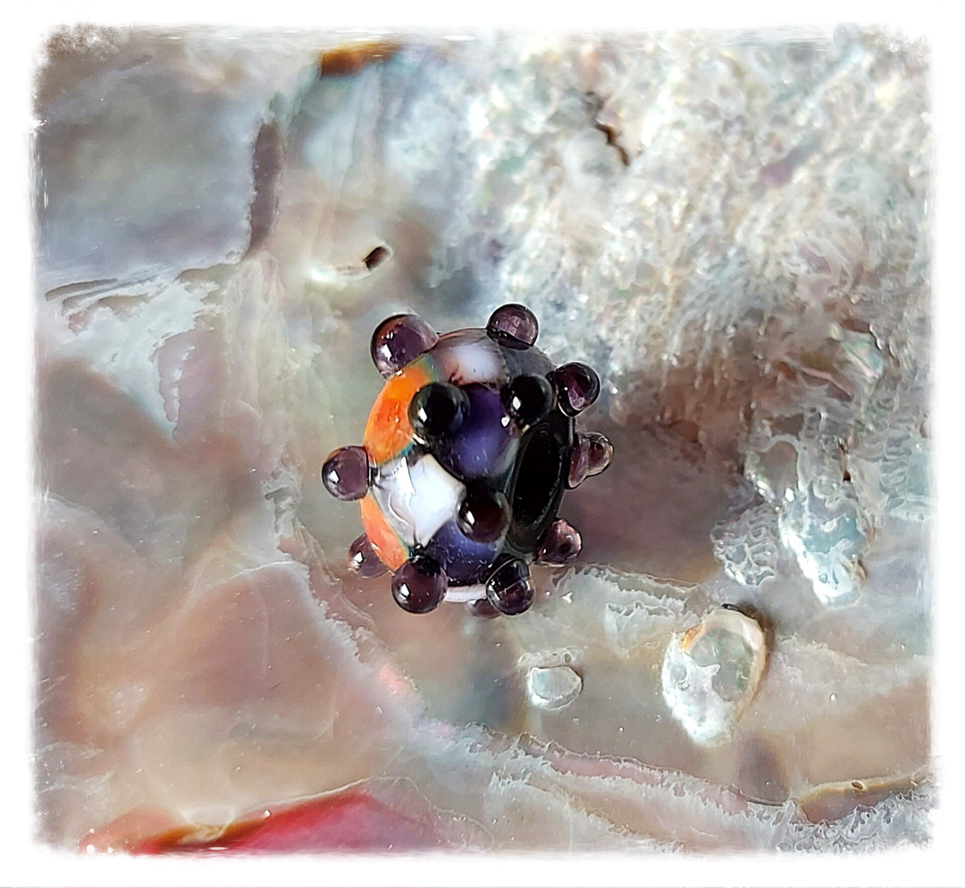Glaskraal / glasbedel / kraal 'Nightshade' - o.a. zwart, lila, oranje past o.a. op Pandora en Trollbeads