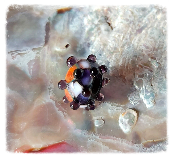 Glaskraal / glasbedel / kraal 'Nightshade' - o.a. zwart, lila, oranje past o.a. op Pandora en Trollbeads