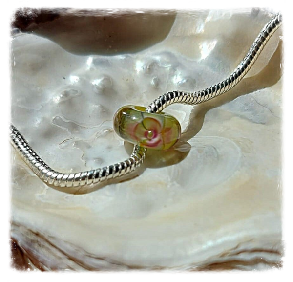Glaskraal / glasbedel / kraal 'Yellow pink roses', pastel roze, geel, groen, bloem, past o.a. op Pandora en Trollbeads