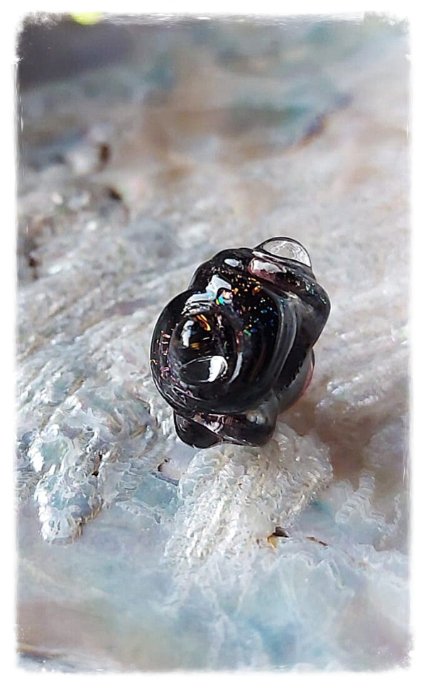 Glaskraal / glasbedel / kraal 'Light in the dark' - zwart - zilvergrijs - multicolor metallic rainbow glinstering, past o.a. op Pandora en Trollbeads