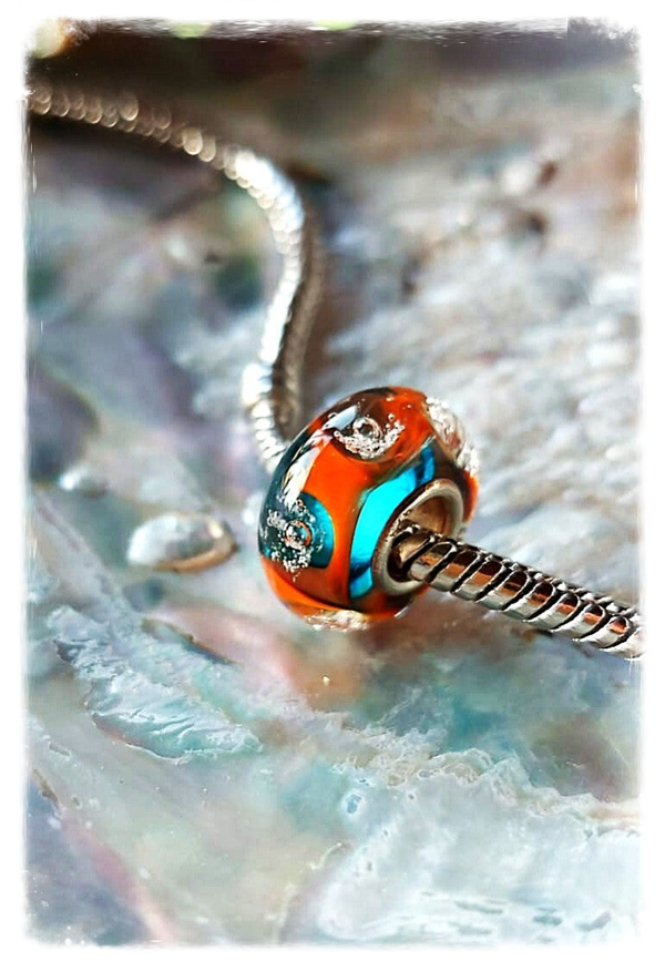 Herinneringskraal / askraal / kraal met crematie as: 'Celebrate life' - turquoise oranje - Past o.a op Pandora en Trollbeads