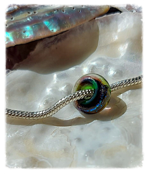Glaskraal / glasbedel / kraal 'Aurora stars' - Aubergine paars groen - blauw groen metallic glinstering, past o.a. op Pandora en Trollbeads