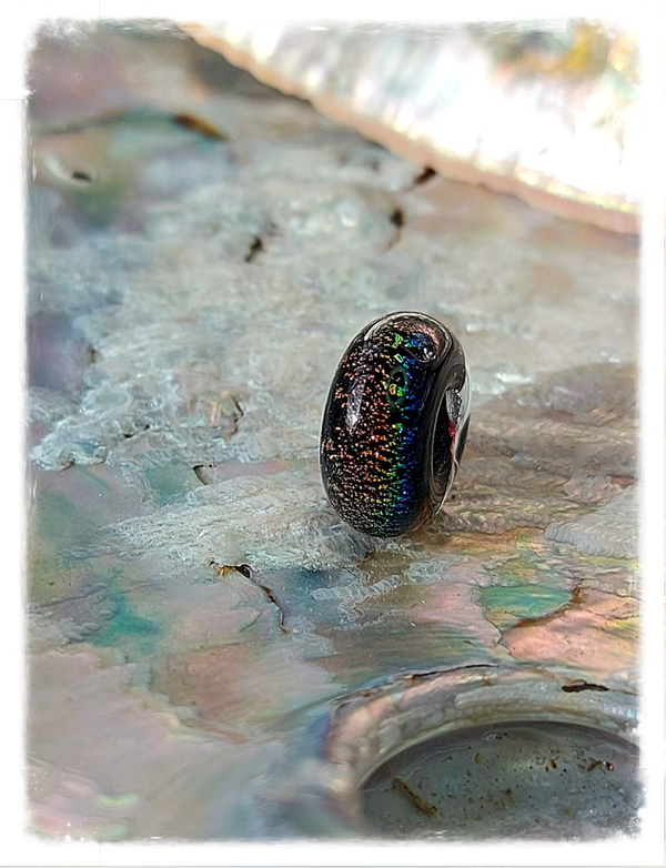 Glaskraal / glasbedel / kraal 'Fireworks' - zwart - multicolor metallic rainbow glinstering, past o.a. op Pandora en Trollbeads