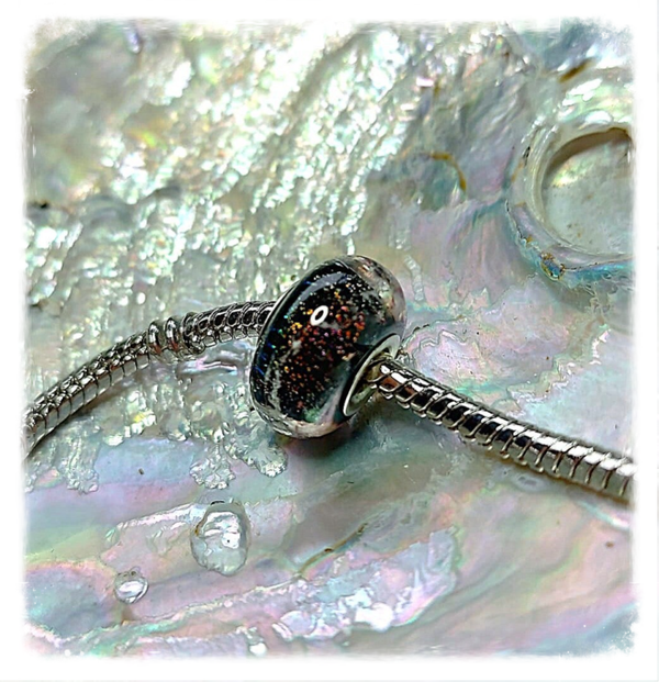 Ter inspiratie: herinneringskraal / askraal / kraal met crematie as: 'Fireworks' - Past o.a op Pandora en Trollbeads