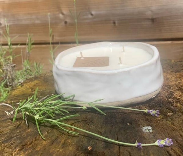 Kaars in handgemaakte keramiek wit