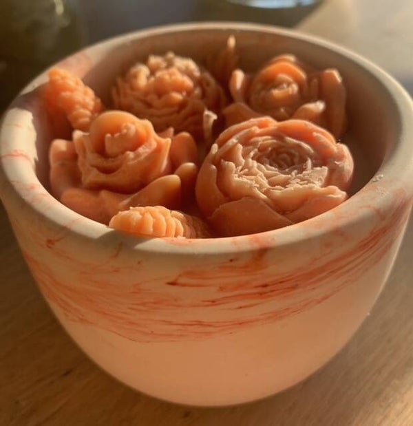 kaars 250ml - pot in jesmonite - afgewerkt met bloemen