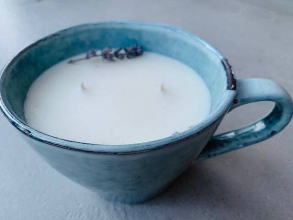 Koolzaadkaars in grote keramiek tas