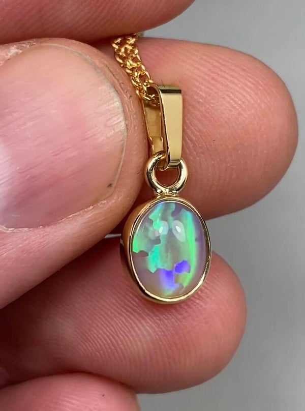 Opal pendant 18kt gold