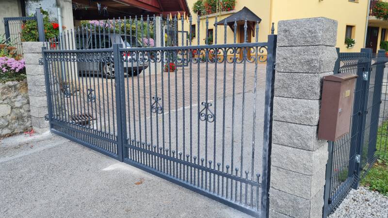 kovana dvoriščna vrata