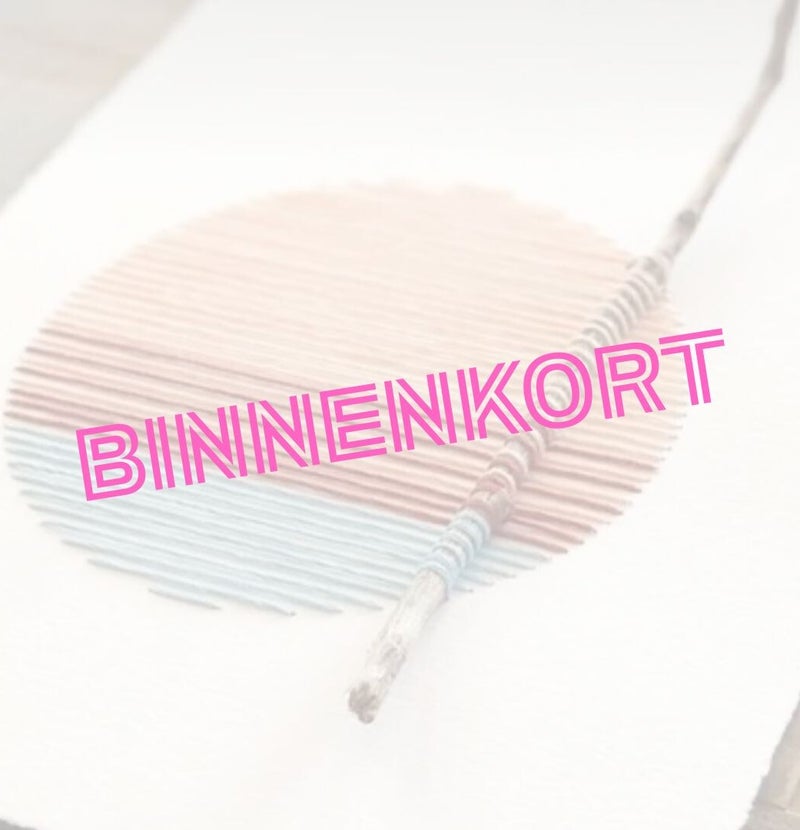 Een draadschilderij waar een takje in is verwerkt