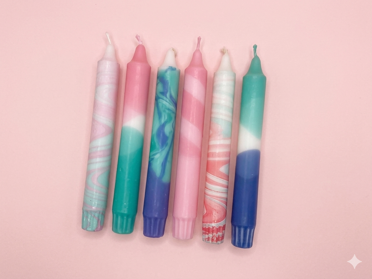 Acht vrolijk gekleurde kaarsen