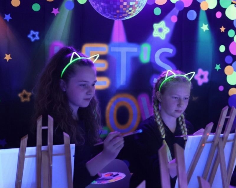 Schilderijtje met glow in the dark verf waarop Partytime staat