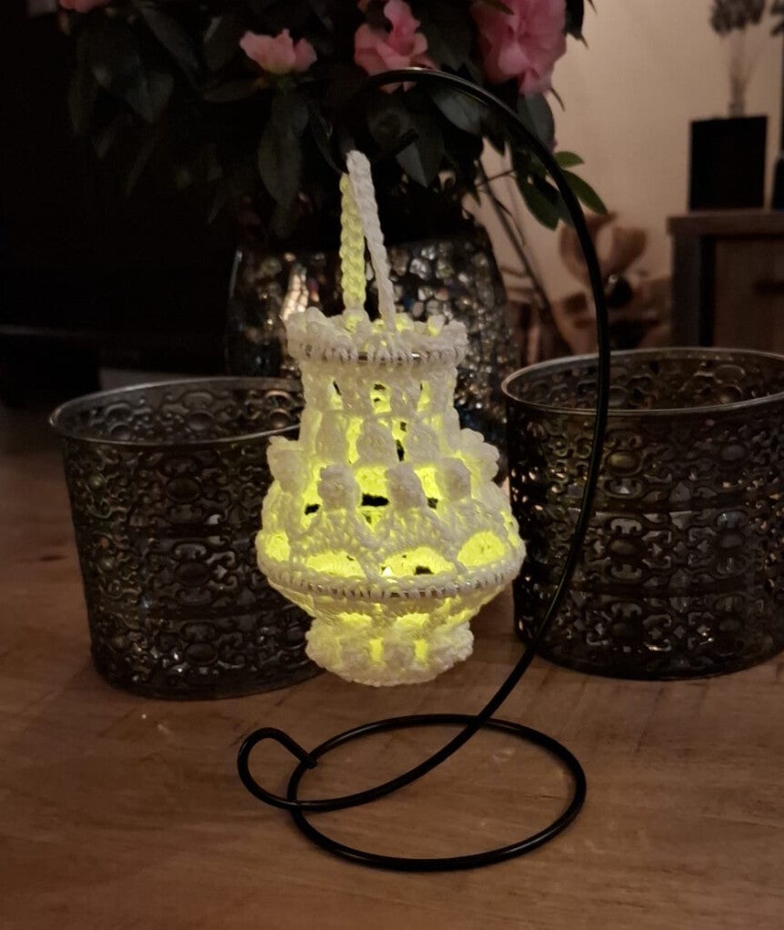 Een kistje met bollen garen en granny squares