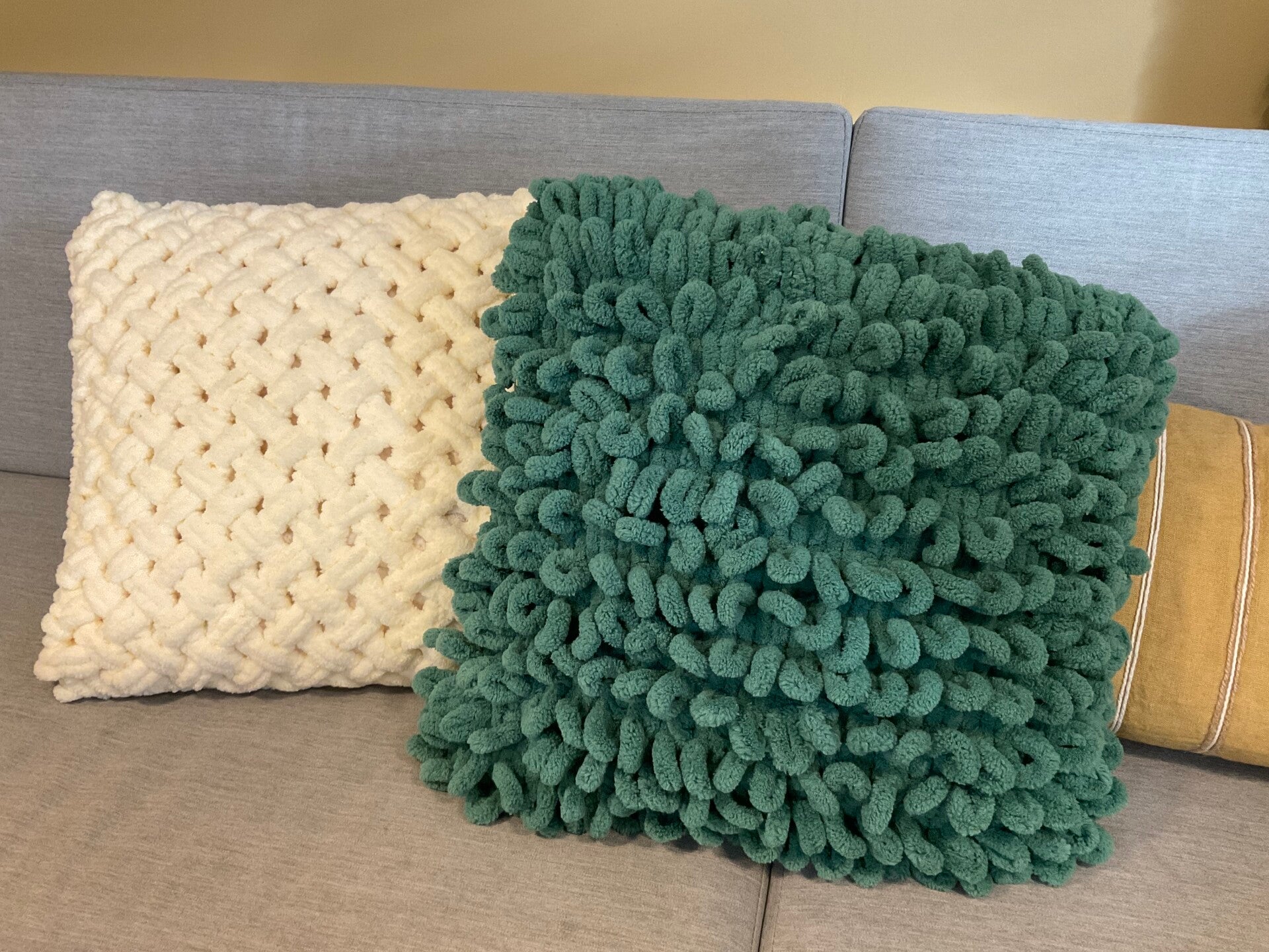 Een haaknaald en bol wol met een stokje van lossen