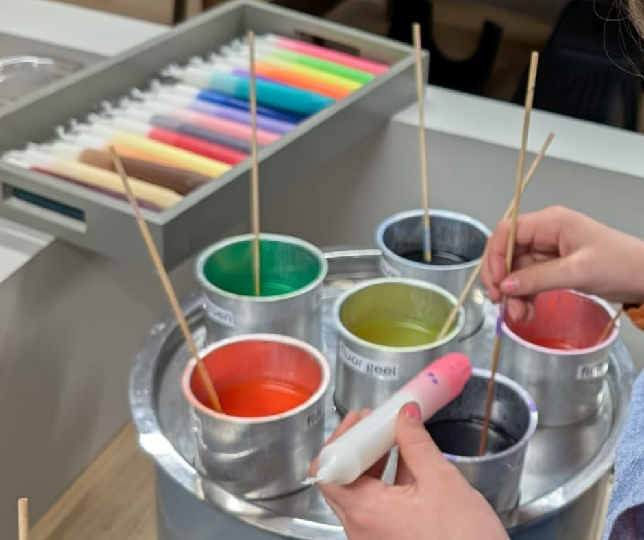 Een spiegel bewerkt met glasetspasta