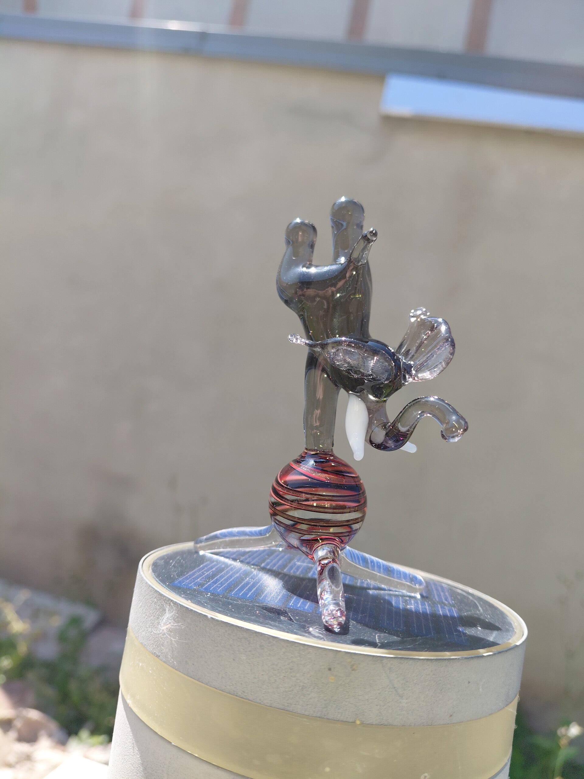 Elefant auf Ball Glasfigur