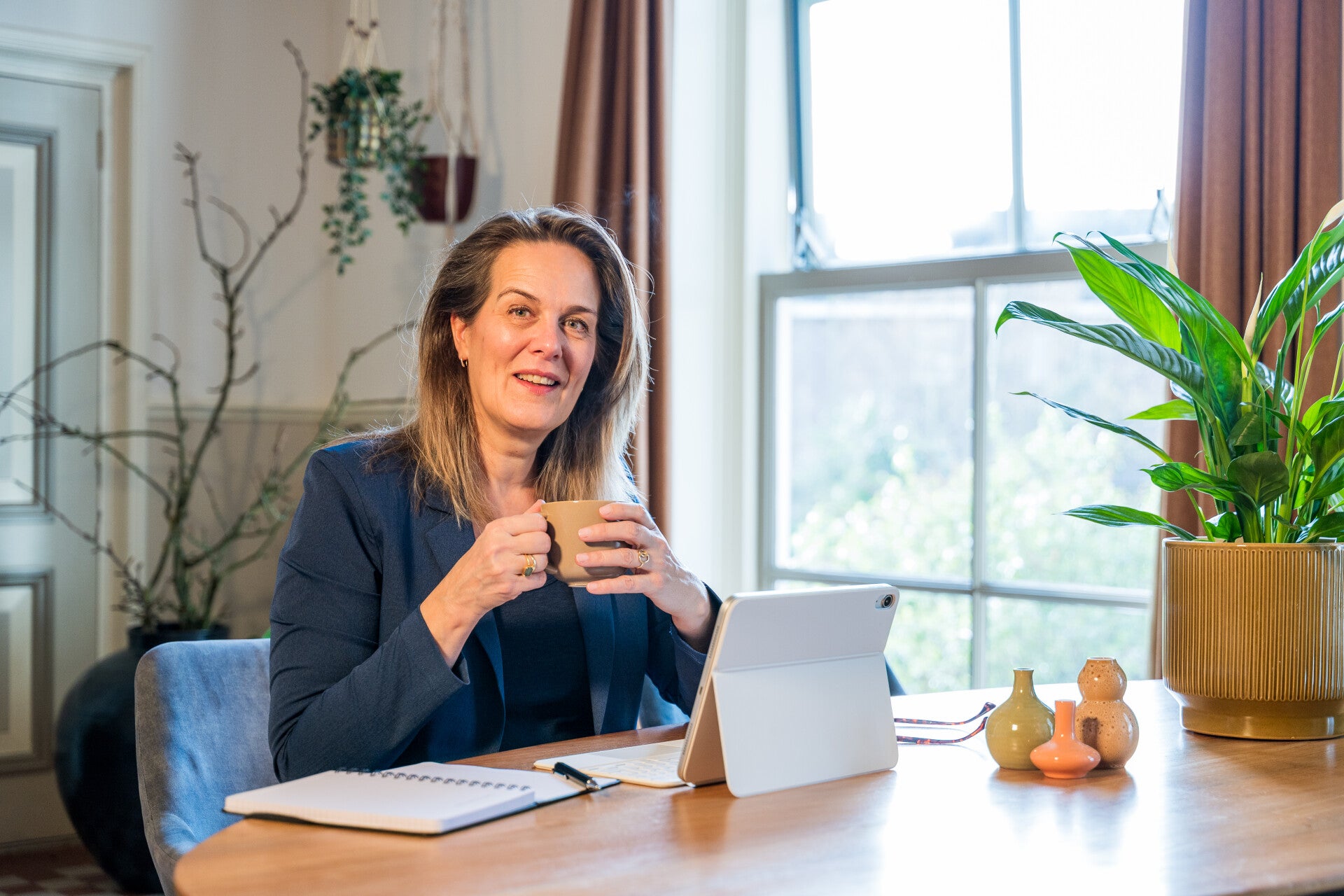 Judy Kamsteeg houdt een beker koffie vast, klaar voor een kennismakingsgesprek over loopbaanadvies in Zeewolde.
