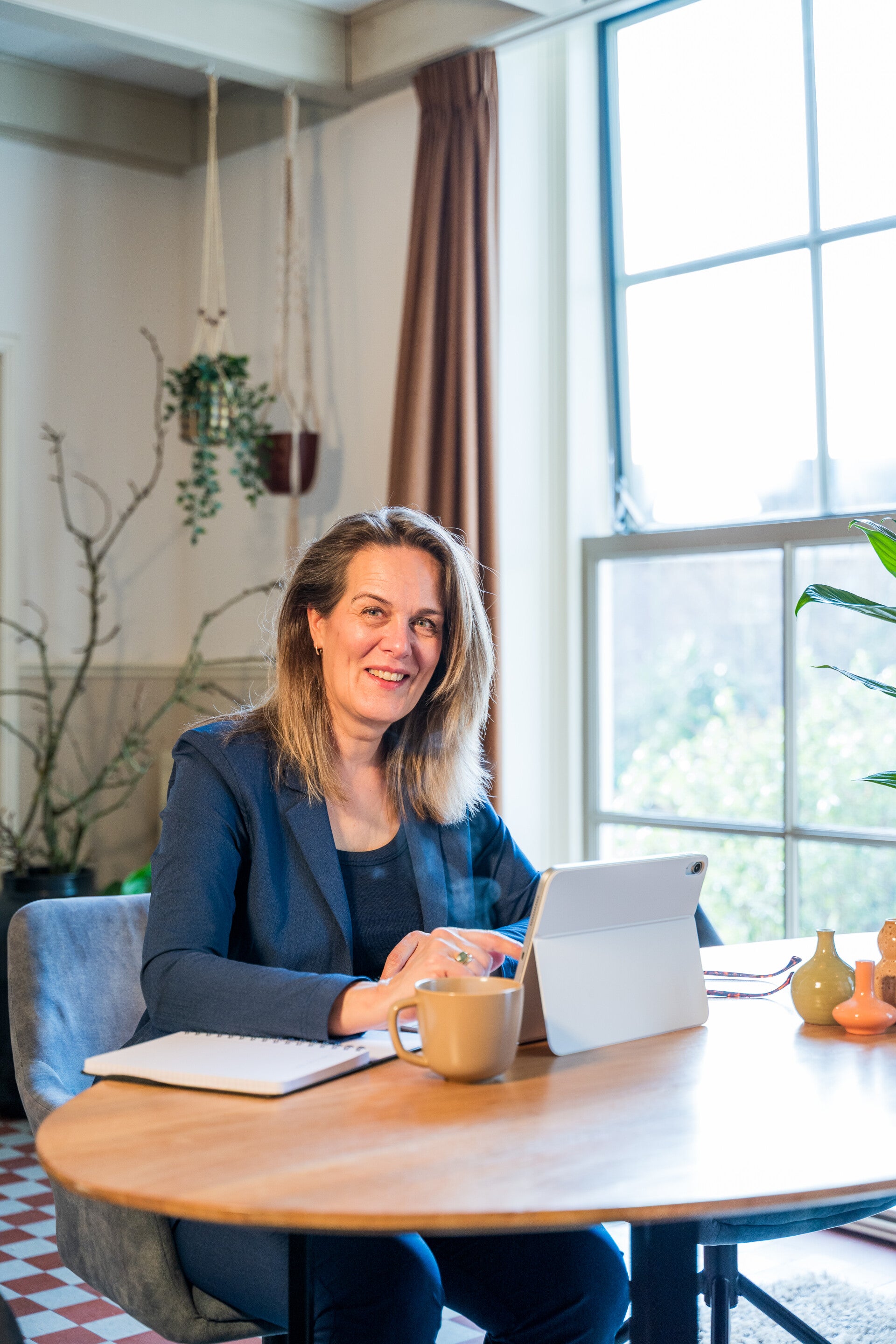Loopbaancoach Judy Kamsteeg in gesprek met een professional voor een nieuwe impuls in hun werk.