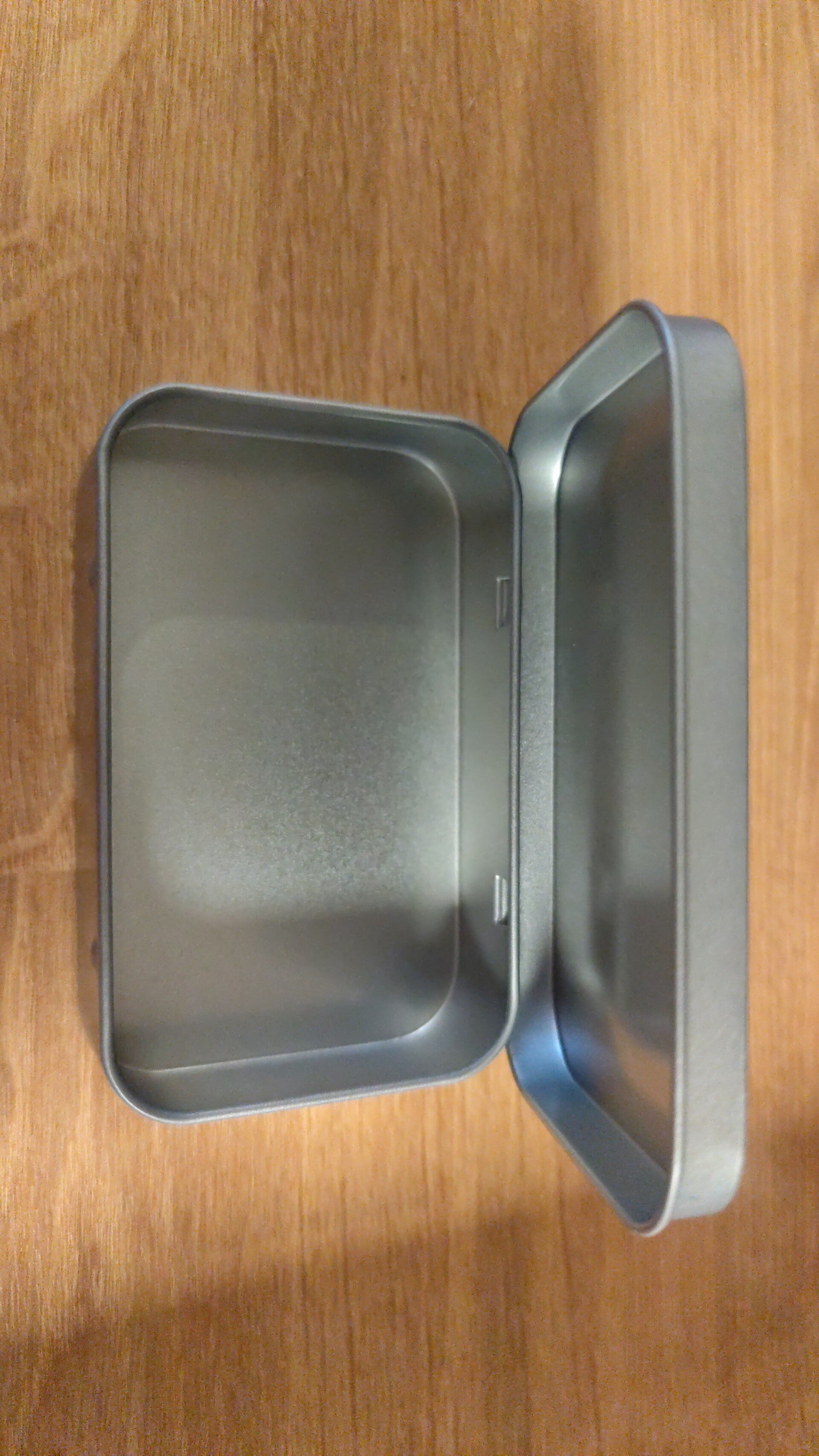 Rechthoekig zilveren blikje