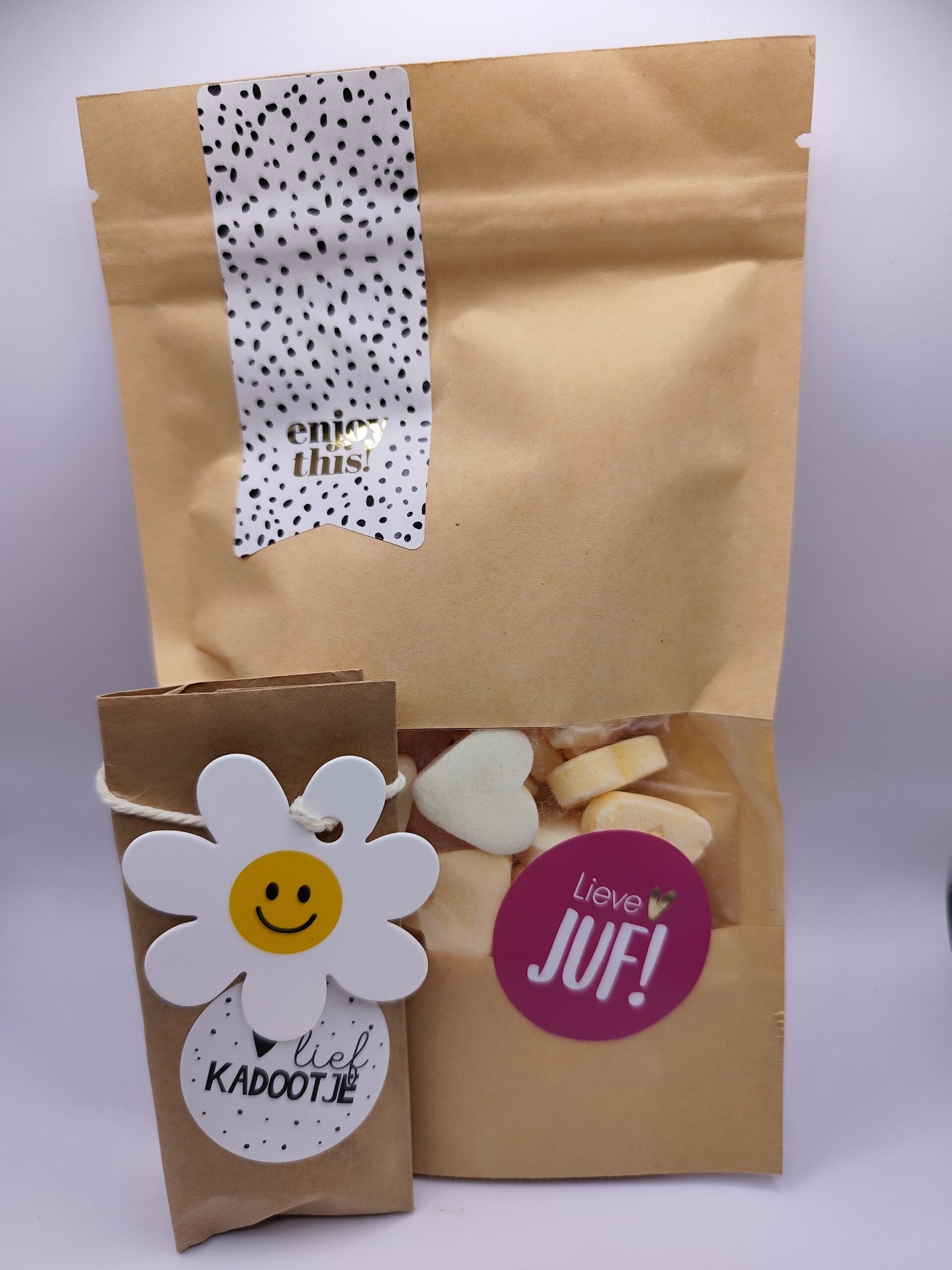 Zakje snoep met zaadjes en kaart