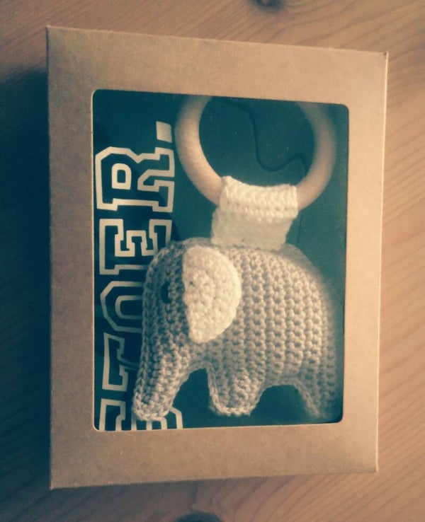 Romper stoer met rammelaar