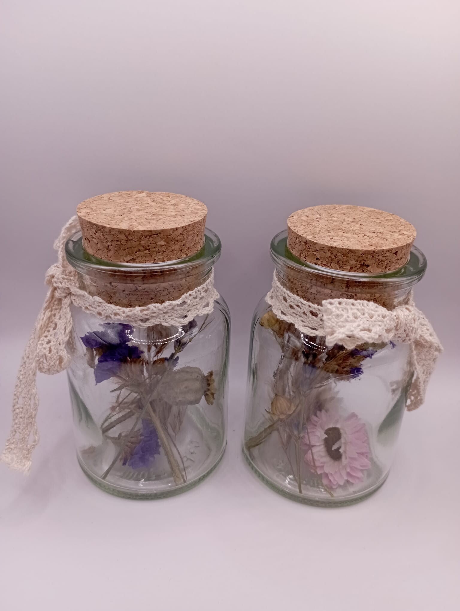 Glazen potjes met droogbloemen