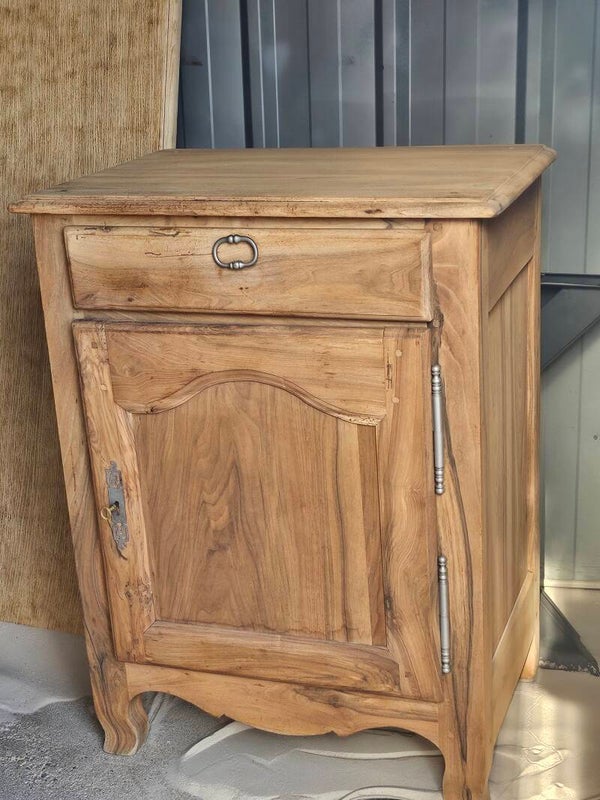 Confiturier une porte , un tiroir.