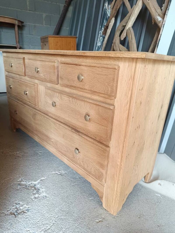 Une magnifique commode 6 tiroirs.