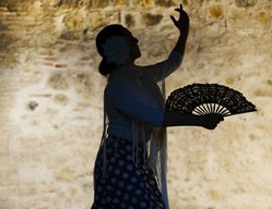 Frau mit Fächer tanzt spanischen Flamenco