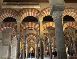 Blick in die Säulenhalle der Mezquita in Córdoba