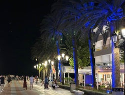 Spaziergang auf beleuchtetem Boulevar in Nerja