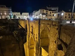 Beleuchtete Puento Nuevo bei Nacht