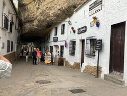 Häuser unter Felsen in Setenil de las Bodegas