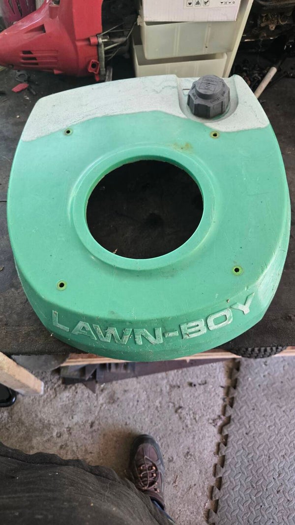 Cache Moteur et réservoir tondeuse Lawn Boy