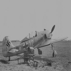 2016_4239-fliegerhorst-deelen-een-fw-190-van-de-iv-jg-1-met-rustende-piloot-standard-dhe52y.jpg