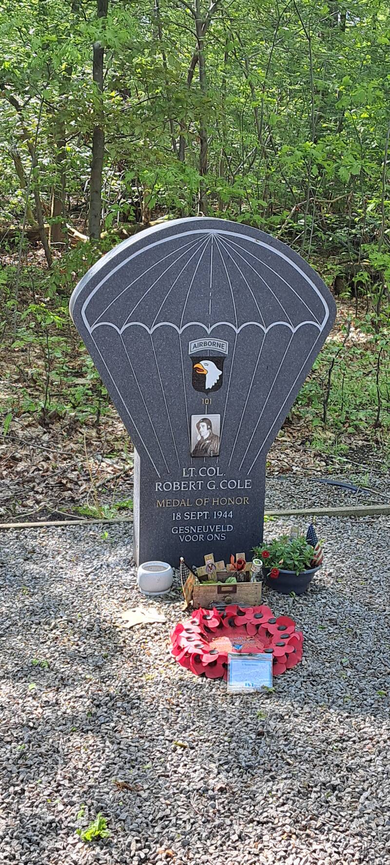 2023_1062bfthellshighway-monumentvoorrobertcoleinbest13mei-2.jpg