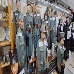2025_0299-museum-ergens-in-nederland-van-erik-zwiggelaar-in-emmen-10-jaar-29-mrt-standard.jpg