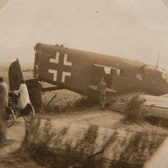 2025_2954-bft-slag-om-den-haag-veel-junkers-ju-52-moesten-een-noodlanding-maken-of-werden-neergeschoten-op-10-mei-1940-standard.jpg