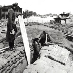 2025_3085-bft-slag-om-den-haag-duitse-officieren-bekijken-de-nederlandse-loopgraven-op-vliegveld-ypenburg-standard.jpg