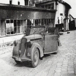 2025_3087-bft-slag-om-den-haag-een-duitse-streyr-220-cabriolet-op-het-voorplein-van-vliegveld-ypenburg-standard.jpg