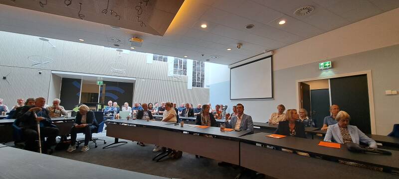 2026_0602-boekpresentatie-verzetsgroep-zwaantje-harold-de-jong-in-gemeentehuis-delfzijl-22-mei-standard.jpg