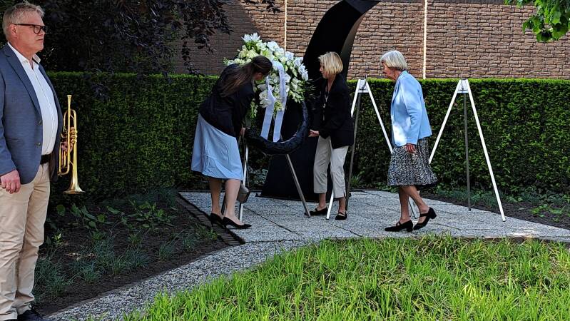 2026_0626-boekpresentatie-verzetsgroep-zwaantje-harold-de-jong-in-gemeentehuis-delfzijl-kranslegging-bij-monument-verzetsgroep-zwaantje-aan-het-kornputplein-22-mei-standard.jpg