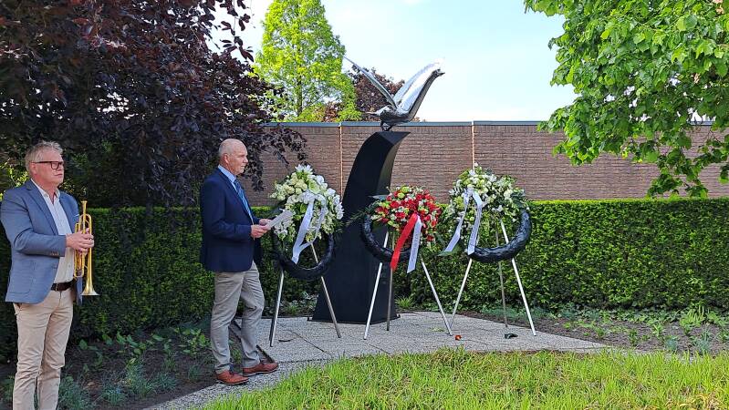 2026_0632-boekpresentatie-verzetsgroep-zwaantje-harold-de-jong-in-gemeentehuis-delfzijl-kranslegging-bij-monument-verzetsgroep-zwaantje-aan-het-kornputplein-22-mei-standard.jpg
