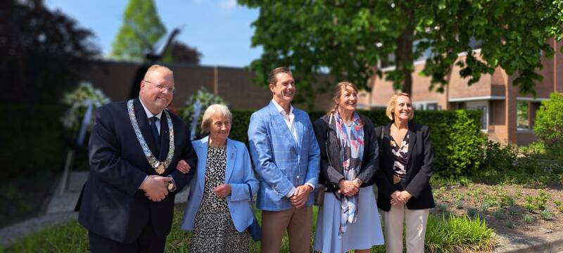 2026_0636-boekpresentatie-verzetsgroep-zwaantje-harold-de-jong-in-gemeentehuis-delfzijl-kranslegging-bij-monument-verzetsgroep-zwaantje-aan-het-kornputplein-22-mei-standard.jpg