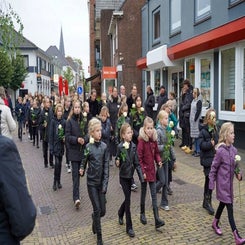 659-kinderen-met-een-witte-roos-symboliseren-slachtoffers-razzia-standard.jpg
