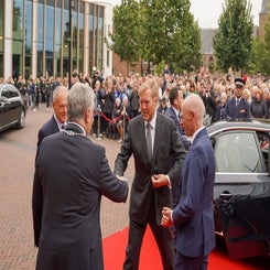 koning-willem-alexander-komt-aan-en-begroet-burgemeester-lambooij-standard.jpg
